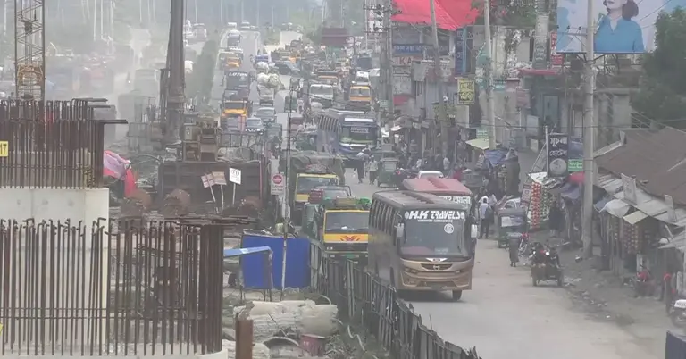 এলেঙ্গায় রাস্তার কাজ চলছে